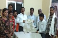 केले के रेशे से तैयार जैकेट और गमछा