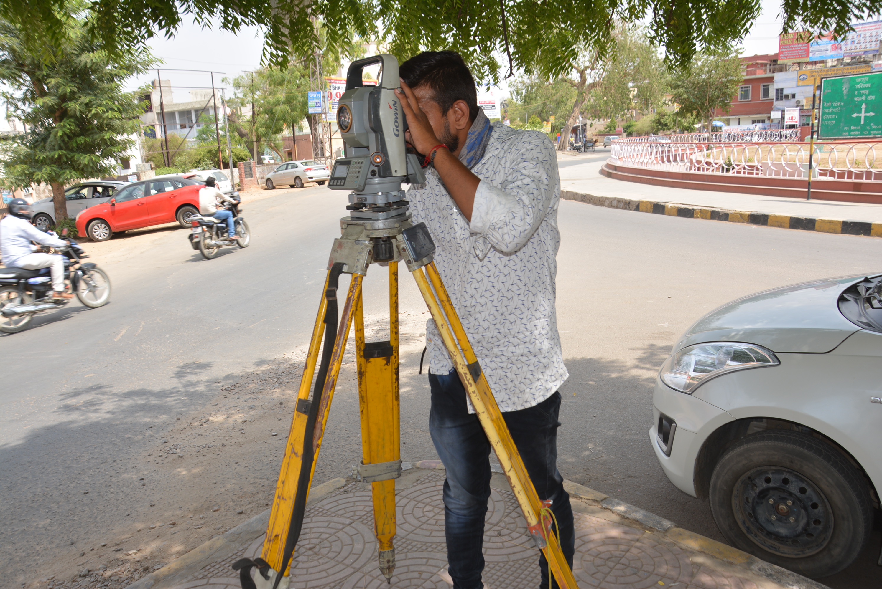 Alwar : encroachment on cross point area