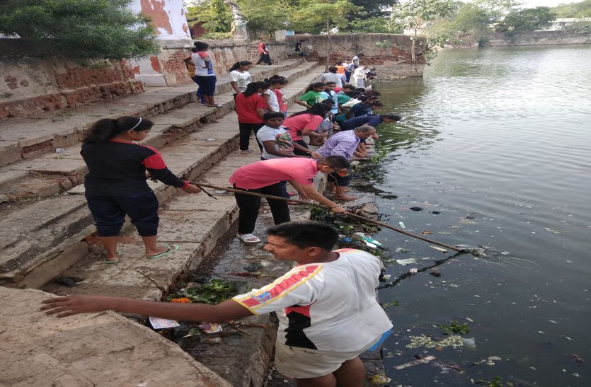 Video: पत्रिका अमृतम् जलम्, बूढ़ासागर की सफाई के लिए पानी में उतरे खिलाड़ी, कहा जल है तो जीवन है…