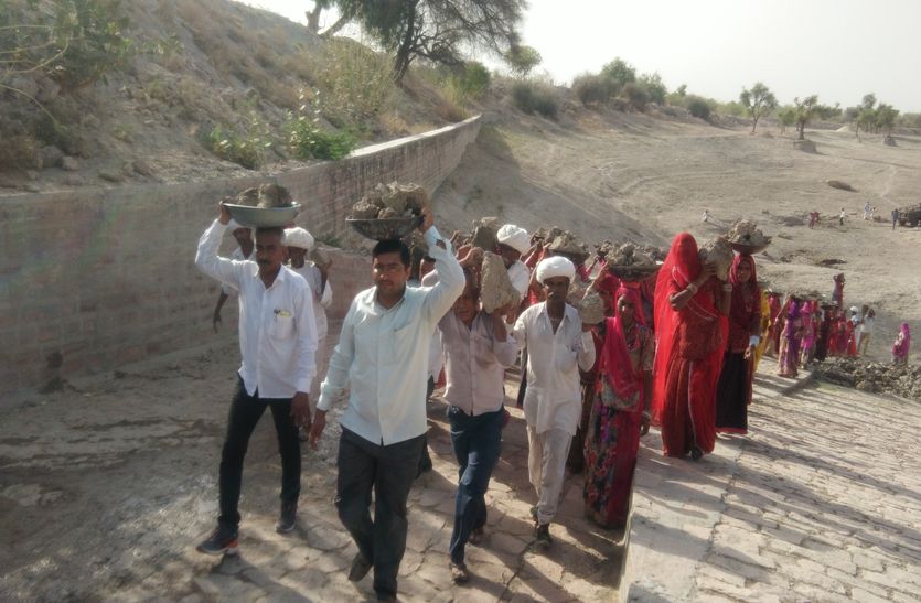 पुनित काम में बने भागीदार, सर के मॉडल तालाब में किया श्रमदान