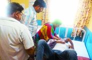 उपचार करते हुए पीएचसी अधिकारी डॉ.रामफूल मीणा।