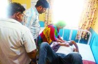 उपचार करते हुए पीएचसी अधिकारी डॉ.रामफूल मीणा।
