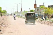मार्ग पर जमा रेत, राहगीर व वाहन चालक परेशान