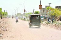 मार्ग पर जमा रेत, राहगीर व वाहन चालक परेशान