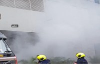 गोरेगांव वेस्ट के एक बहुमंजिला इमारत में लगी आग बुझाते दमकलकर्मी