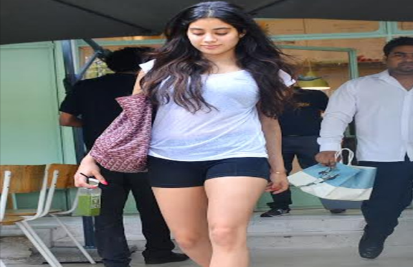 जाह्नवी के आए कैसे दिन, कैटरीना की जिम में बनी रिसेप्शनिस्ट