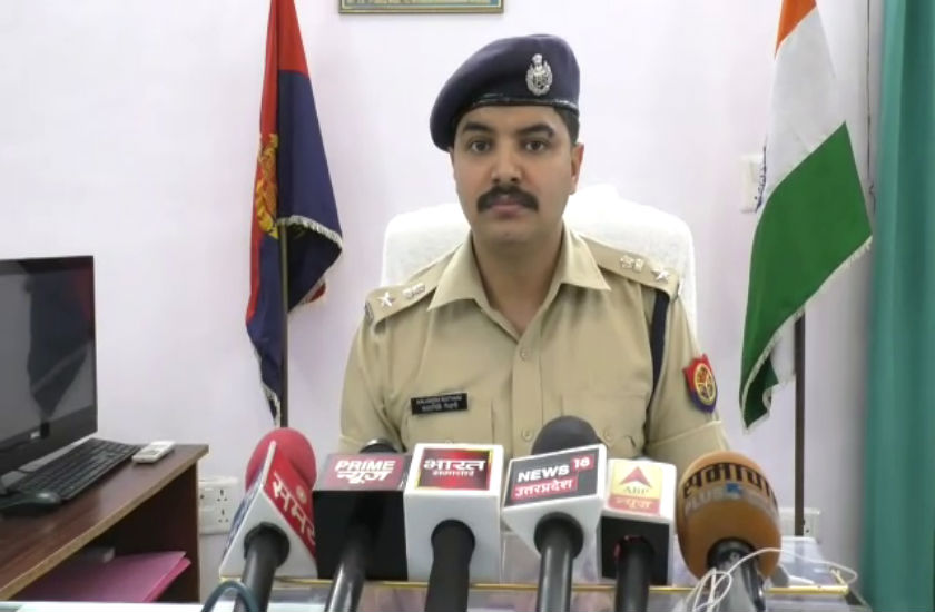 घास से लदे ट्रक को जब पुलिस ने चेक किया तो उड़ गए होश…