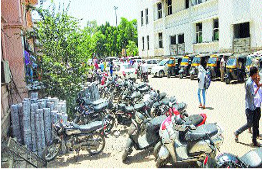 जिले के दूसरे बड़े अस्पताल की क्षमता 125 पलंगों की, लेकिन टेंपरेचर 47 सैल्सियस पार हुआ तो रोगियों के लिए ये कम पड़ गए