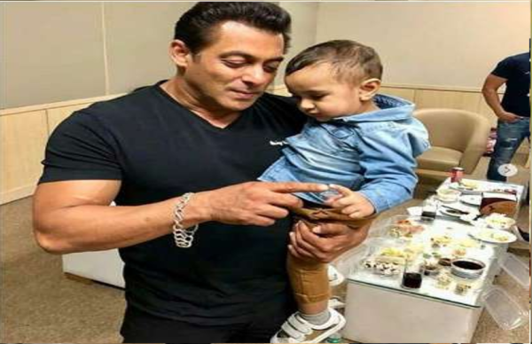 नन्हें पठान को पसंद आया सलमान का ब्रेसलेट, गोद में उठाते ही लगे खींचने