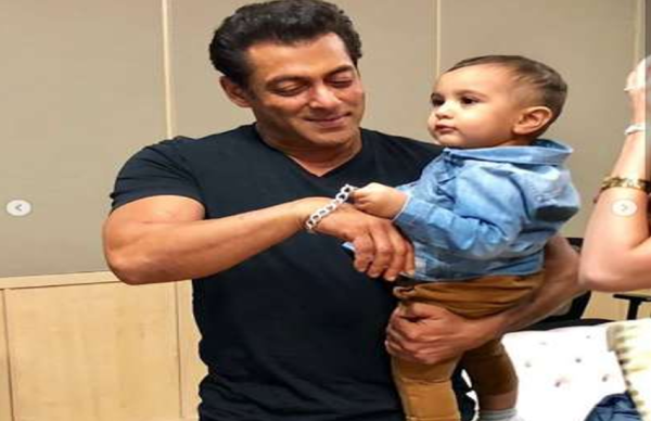 नन्हें पठान को पसंद आया सलमान का ब्रेसलेट, गोद में उठाते ही लगे खींचने