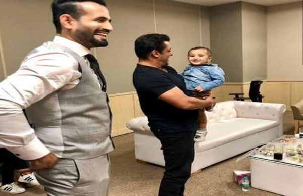 नन्हें पठान को पसंद आया सलमान का ब्रेसलेट, गोद में उठाते ही लगे खींचने