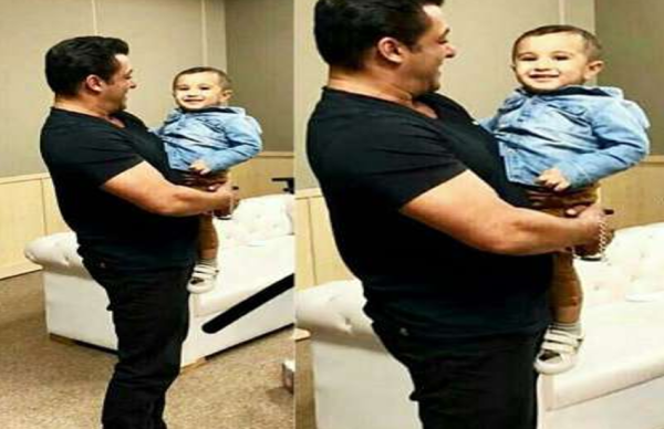 नन्हें पठान को पसंद आया सलमान का ब्रेसलेट, गोद में उठाते ही लगे खींचने