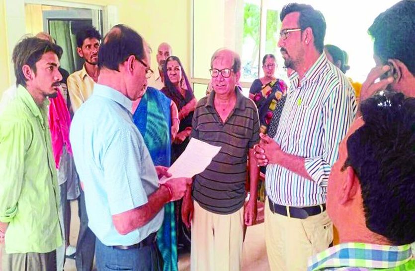 कलक्टर को ज्ञापन सौंपते लोग।