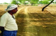 इस सड़क में मिट्टी पटने के लिए किसानों के खेतों को ही खोदा जा रहा