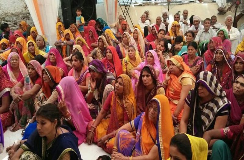 सैकड़ों श्रद्धालु पहुंचे।