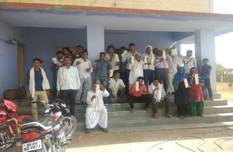 कार्यालय पर विरोध प्रदर्शन करते