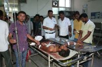 बालोतरा. राजकीय नाहटा अस्पताल में घायल टैक्सी चालक का उपचार करते चिकित्साकर्मी।