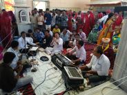 बालोतरा के खेड़ मन्दिर में भजनों की प्रस्तुति देते श्रद्धाल