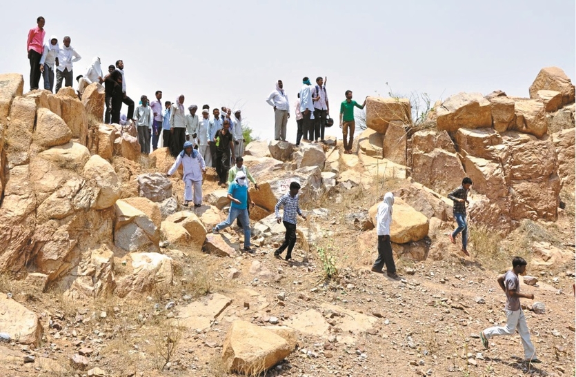 people protest for close of Mining in bakara village jhunjhunu