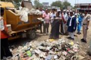  The collector, commissioner took care of the sweep, performed the funerals in the streets of the city.