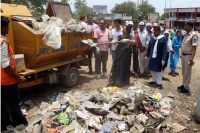  The collector, commissioner took care of the sweep, performed the funerals in the streets of the city.