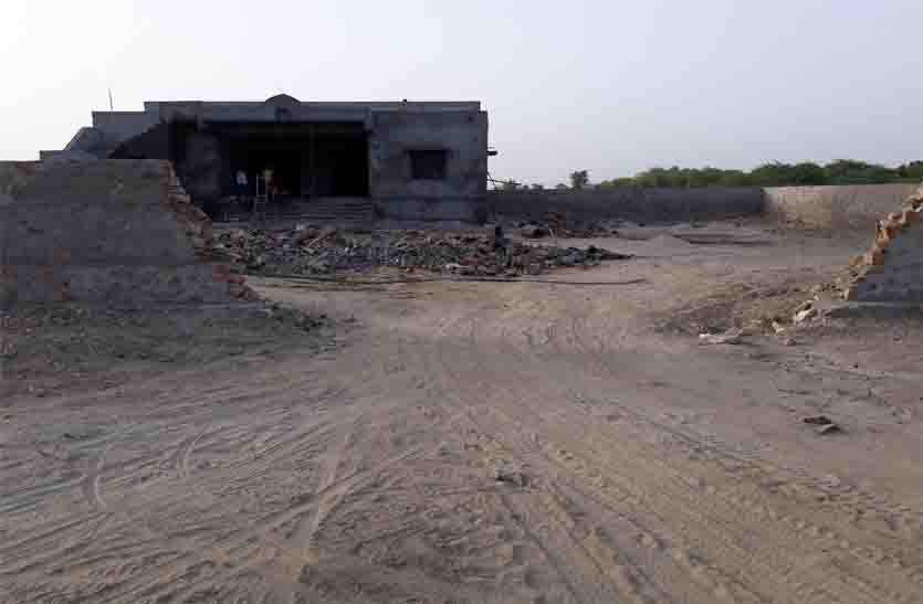 मुझे नहीं ध्यान, पता करेंगे &कुरज बीज भवन छोटा बनने के बारे में मुझे नहीं पता। अगर ऐसा है, तो पता कर उचित कार्रवाई की जाएगी। नियमानुसार ही समिति को लोन दिया है। सुनीता सोनी, महाप्रबंधक समग्र सहकारी विकास परियोजना राजसमंद