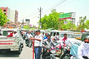 आसमान से बरस रही आग और ये धूप में ड्यूटी को मजबूर