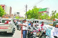 आसमान से बरस रही आग और ये धूप में ड्यूटी को मजबूर