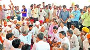 पेयजल संकट से परेशान ग्रामीण बैठे धरने पर, राजस्वमंत्री ने दिया आश्वासन, हड़ताल खत्म
