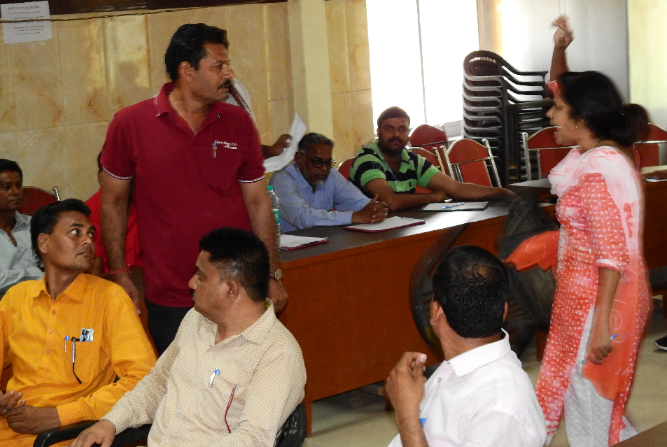 bundi nagar parishad hangaama Councilors throwing chairs