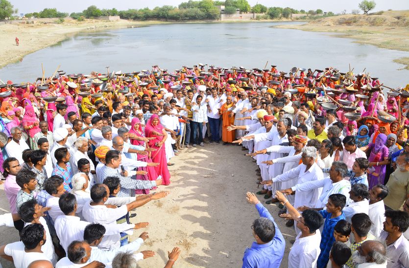Amritam Jalam Abhiyan In Village pond of Palasani, Sant ChiriyaNathji