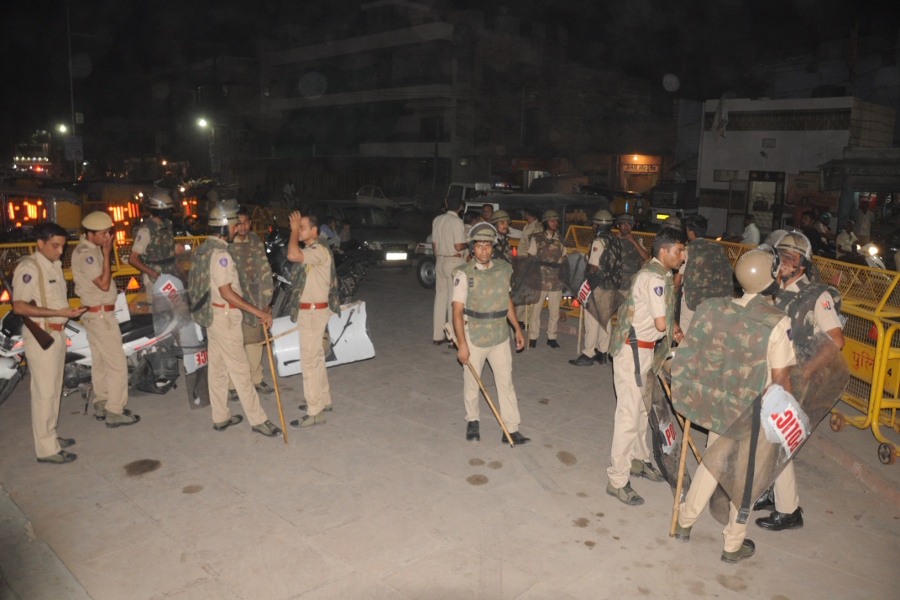 पुलिस की पकड़ से अब भी दूर हैं तेजाब से हमले करने के आरोपी, घर के ताला लगा हुए गायब
