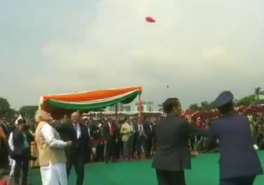 इंडोनेशिया में पीएम मोदी ने राष्ट्रपति जोको विदोडो के साथ उड़ाई कूटनीति की पतंग