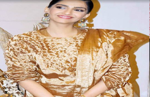 सोनम ने गले की जगह हाथ में पहना मंगलसूत्र, लोगों ने किए ऐसे कमेंट