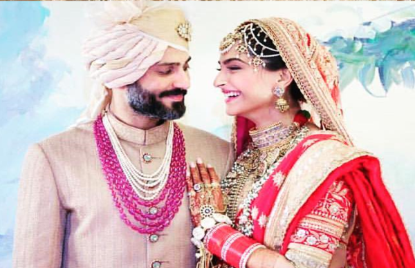 सोनम ने गले की जगह हाथ में पहना मंगलसूत्र, लोगों ने किए ऐसे कमेंट