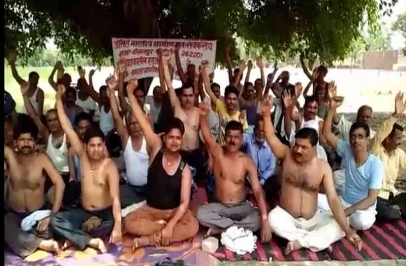 ग्रामीण डाकसेवकों ने अर्धनग्न होकर किया प्रदर्शन