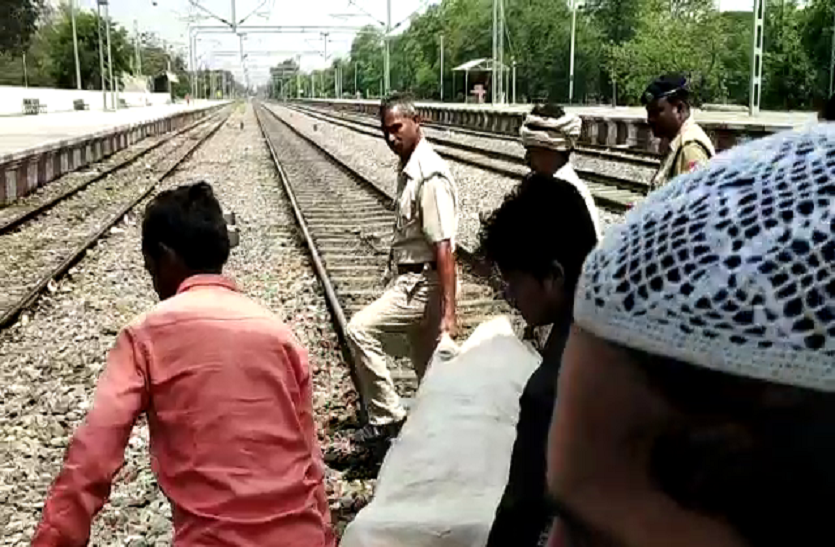 3 or 4 people cut and death on babhnan railway track