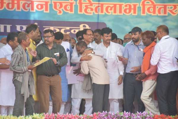 किसान विरोधी कहने वाली कांग्रेस मुझसे आँख मिलाकर बात करें: शिवराज