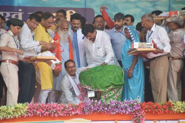 किसान विरोधी कहने वाली कांग्रेस मुझसे आँख मिलाकर बात करें: शिवराज