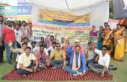 कर्मचारियों ने हाथ में तख्ती लेकर मांगों के समर्थन में की नारेबाजी, जानें कब तक करेंगे धरना प्रदर्शन
