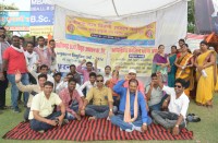 कर्मचारियों ने हाथ में तख्ती लेकर मांगों के समर्थन में की नारेबाजी, जानें कब तक करेंगे धरना प्रदर्शन