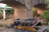 दो ट्रेलर में भिड़ंत, 30 फिट नीचे नदी में गिरा, चालक की हालत गंभीर, रायगढ़ रिफर