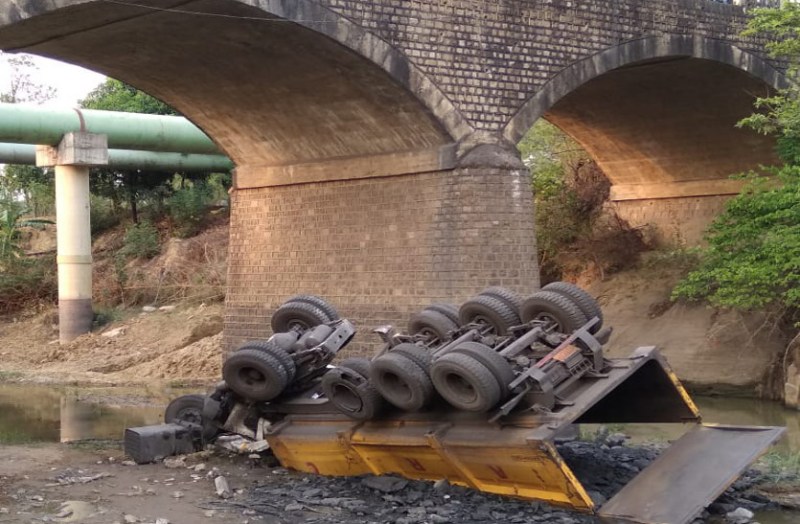 दो ट्रेलर में भिड़ंत, 30 फिट नीचे नदी में गिरा, चालक की हालत गंभीर, रायगढ़ रिफर