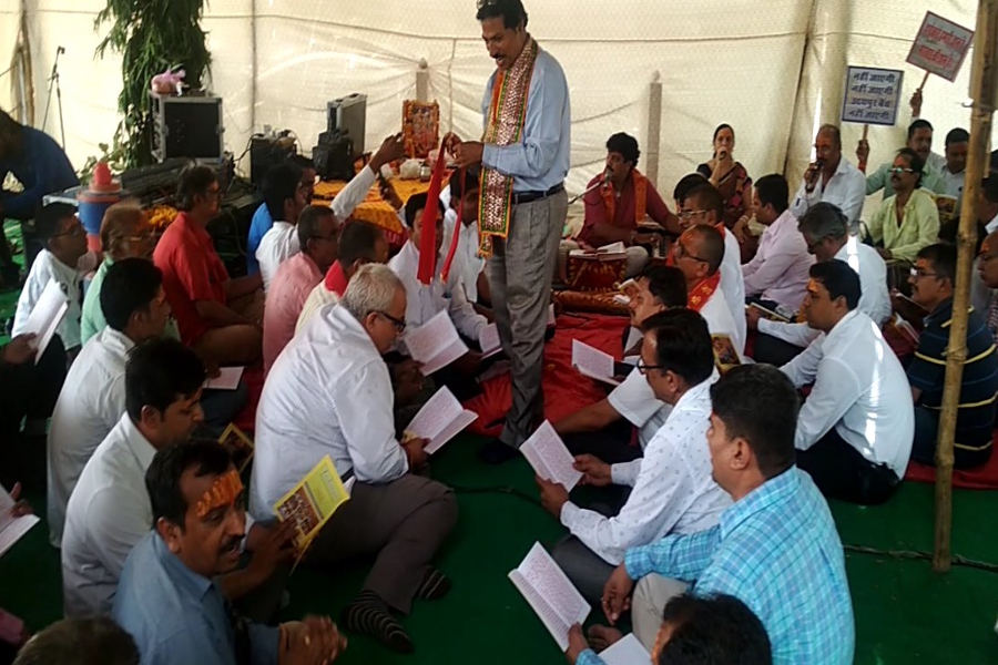 सुंदरकांड का पाठ कर मांगी सरकार के लिए सद्बुद्धि, वकील निकाल रहे विरोध के नए फार्मूले