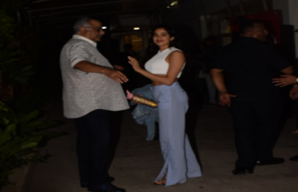 जाह्नवी कपूर ने पहनी ऐसी ड्रेस, कैमरों से काटी कन्नी