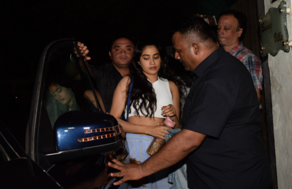 जाह्नवी कपूर ने पहनी ऐसी ड्रेस, कैमरों से काटी कन्नी