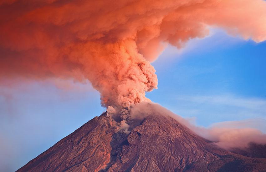 इंडोनेशिया के माउंट मेरापी में ज्वालामुखी विस्फोट