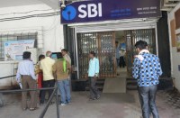 दो दिन के हड़ताल के बाद खुला बैंक पर एटीएम अभी भी ड्राई, कैश लेने उपभोक्ता पहुंच रहे बैंक