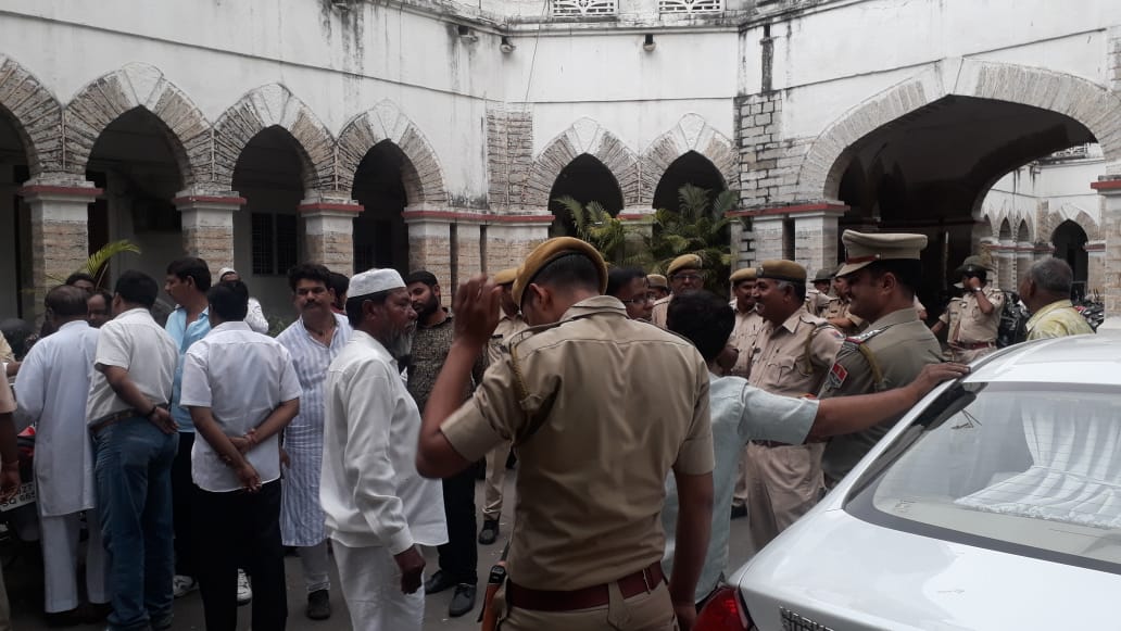 video : उदयपुर में कांग्रेस प्रत्याशी का नामांकन खारिज होने के गुस्से में कांग्रेसियों की पुलिस से हुई तनातनी