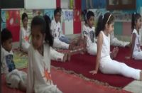 योग के जरिए बच्चों को दे रहे स्वस्थ और खुश रहने के टिप्स !